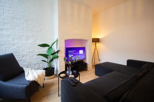 Stylish Cosy 4-Bed Home, Sleeps Up To 10 With Large Sofa Bed, Near Manchester Royal Infirmary & Universities, Free Parking & Ultra-Fast WiFi