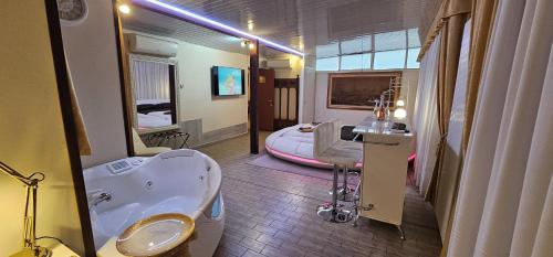 KING APARTMENT and SUITE