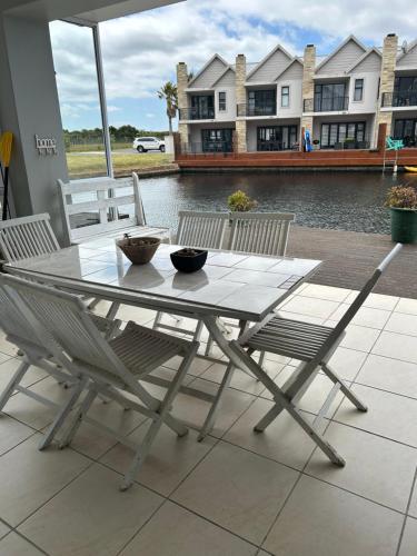 Exterior view, Waters Edge Guest House in Aston Bay