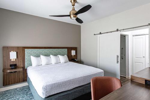 Hampton Inn & Suites Charleston-West Ashley - image 13