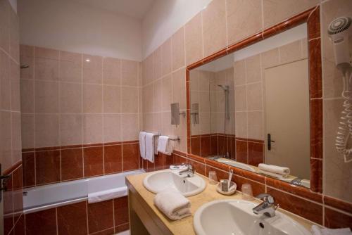 Chateau des Ducs de Joyeuse, BW Signature Collection Room Type - Standard King Room - Non-Smoking 