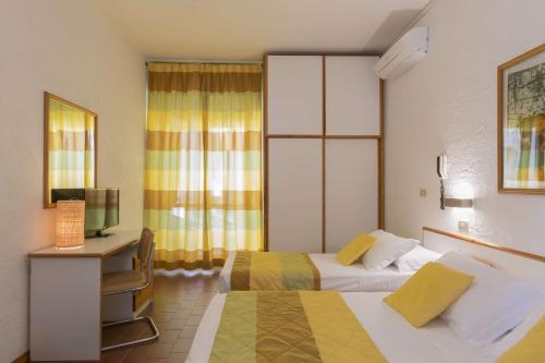 1 queen bed, 1 twin bed