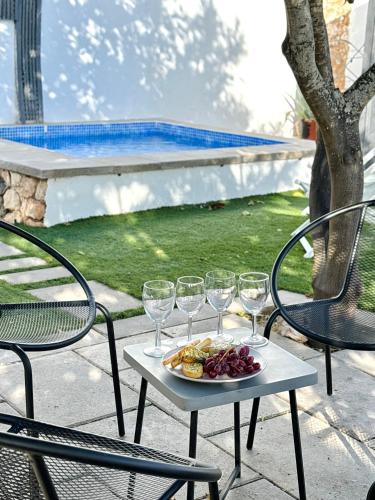 Casa da Artista - Stylish House with Plunge Pool and Lush Garden close to Beach in Estômbar