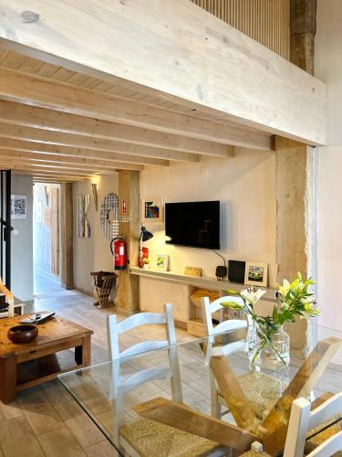 Casa da Artista - Stylish House with Plunge Pool and Lush Garden close to Beach in Estômbar