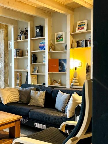 Casa da Artista - Stylish House with Plunge Pool and Lush Garden close to Beach in Estômbar
