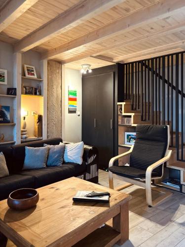 Casa da Artista - Stylish House with Plunge Pool and Lush Garden close to Beach in Estômbar