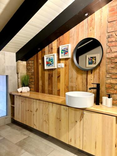 Casa da Artista - Stylish House with Plunge Pool and Lush Garden close to Beach in Estômbar