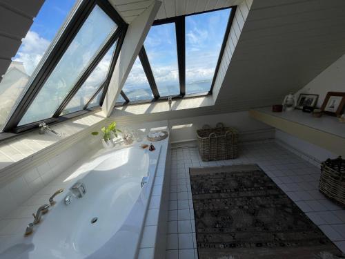 Bathroom, Rare Grande Villa Incroyable vue mer in Roscanvel