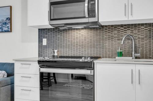 Luxury Spacious Apartment 10 min to Airport Wifi Luxury Spacious Apartment 10 min to Airport Wifi