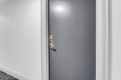 Luxury Spacious Apartment 10 min to Airport Wifi Luxury Spacious Apartment 10 min to Airport Wifi