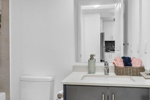 Luxury Spacious Apartment 10 min to Airport Wifi Luxury Spacious Apartment 10 min to Airport Wifi