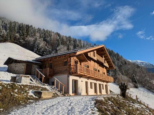 Chalet lumineux à Arêches-Beaufort avec terrasse et cuisine équipée - FR-1-342-332 (Chalet lumineux a Areches-Beaufort avec terrasse et cuisine equipee - FR-1-342-332) in Beaufort (Rhone-Alpes)