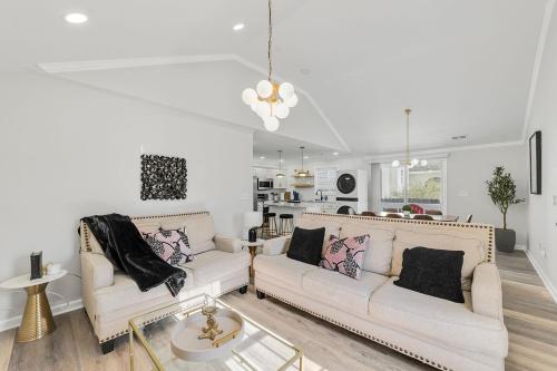 Renovated bungalow in DT Raleigh w firepit & king bed