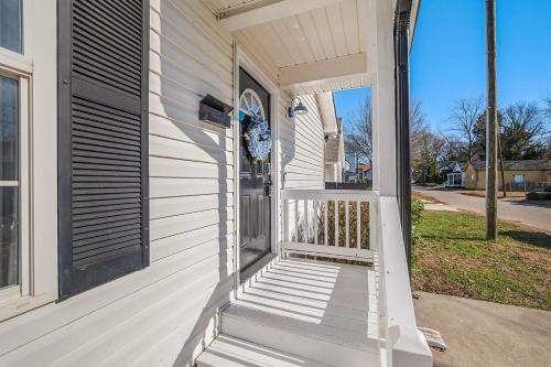 Renovated bungalow in DT Raleigh w firepit & king bed