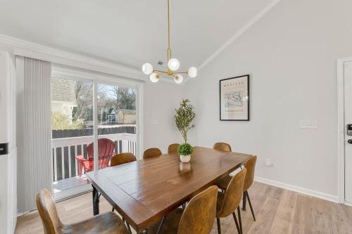 Renovated bungalow in DT Raleigh w firepit & king bed