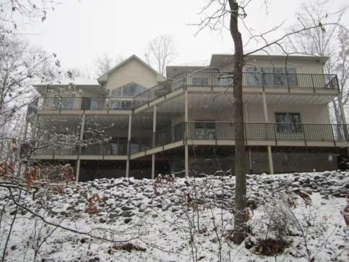 Beautiful Lakeside suite with private entrance in Loudon, USA