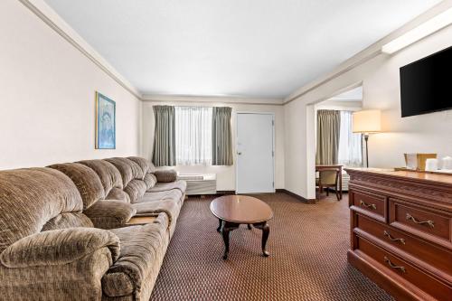 SureStay Hotel by Best Western Castro Valley Room Type - Suite with Two King Beds