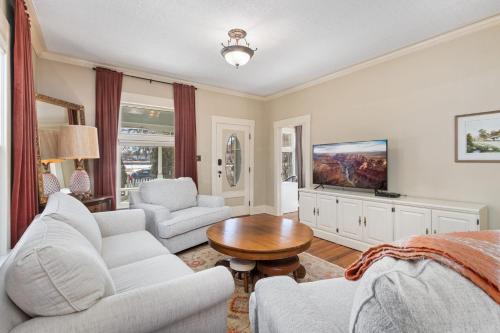City Park Charm - Vintage Home with Modern Comforts – khách sạn tại Capitol Hill