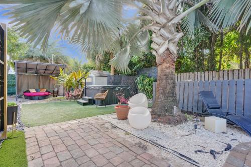 Kiki 4 - Men's Clothing optional Guest Houses - image 2