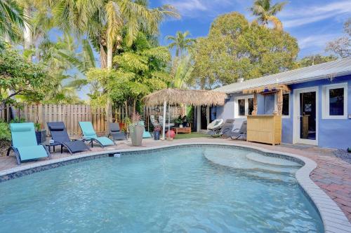 Kiki 4 - Men's Clothing optional Guest Houses - image 3