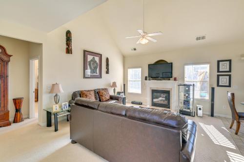 6 Mi to Charlotte Motor Speedway Home with Fire Pit in 康科德