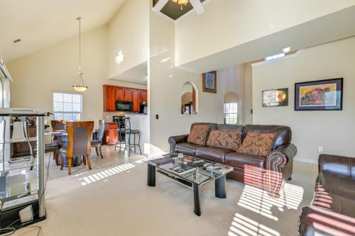 6 Mi to Charlotte Motor Speedway Home with Fire Pit in 康科德