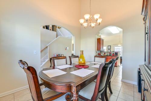 6 Mi to Charlotte Motor Speedway Home with Fire Pit in 康科德