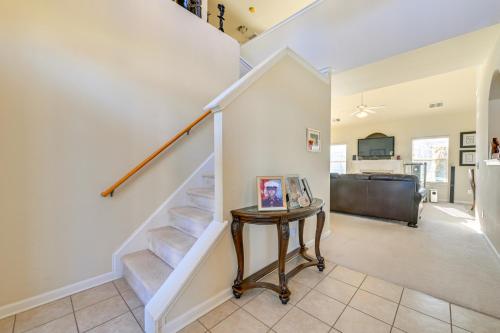 6 Mi to Charlotte Motor Speedway Home with Fire Pit in 康科德