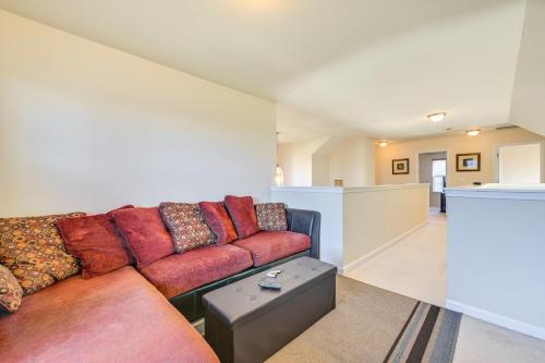 6 Mi to Charlotte Motor Speedway Home with Fire Pit in 康科德