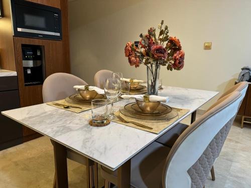 Two Bedrooms, Two Bathrooms, Fully Furnished, Executive Apartment, Jakarta (photo 3)