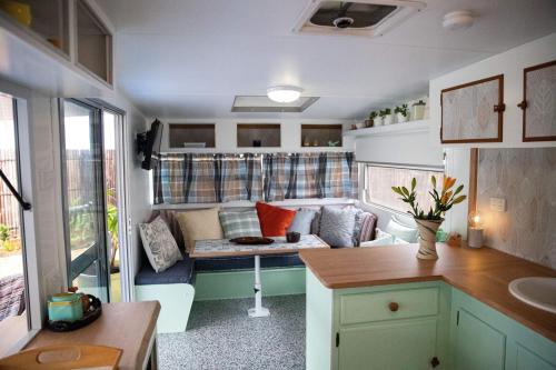 Cocina, Unique lakefront glamping in Canton Beach