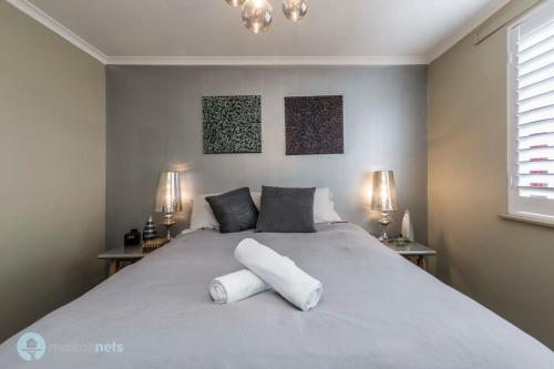 Surry Hills with views pool gym plus parking - image 6