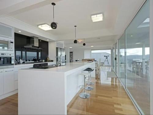 Lipscombe Escape panoramic views luxury and space