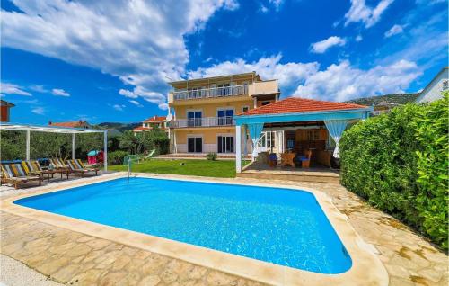 Holiday house with a swimming pool Kastel Luksic, Kastela - 23710 – khách sạn tại Kastel Luksic