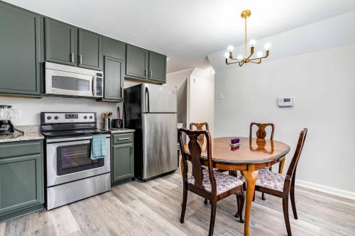 Durham home 15 away from RTP w king bed and free wifi Durham home 15 away from RTP w king bed and free wifi