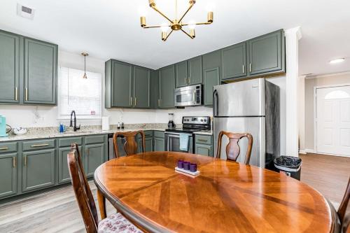 Durham home 15 away from RTP w king bed and free wifi Durham home 15 away from RTP w king bed and free wifi