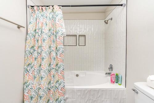 Durham home 15 away from RTP w king bed and free wifi Durham home 15 away from RTP w king bed and free wifi