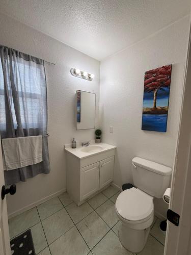 Flowers Apt 5 Min Walk to Downtown - Free Parking, Las Vegas (photo 5)