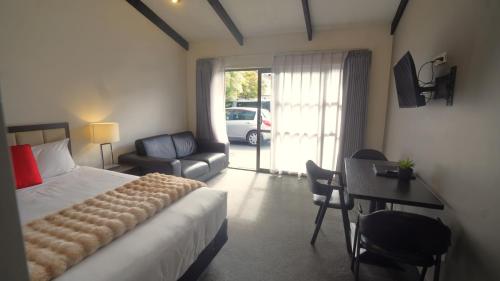 One-Bedroom Family Apartment image 4