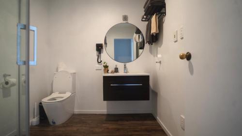 One-bedroom Apartment with Queen and Single bed image 5