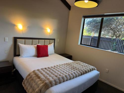 One-bedroom Apartment with Queen and Single bed image 2