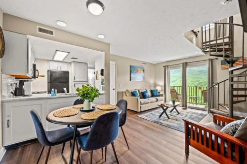 Smoky Hollow Getaway