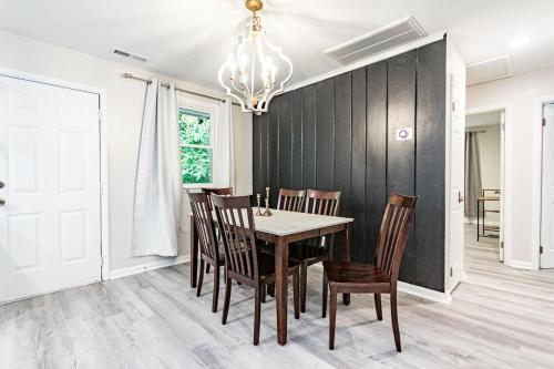 Cute ranch with king bed close to dtown Raleigh in Egyéb