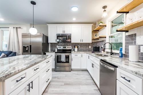 Cute ranch with king bed close to dtown Raleigh in Egyéb