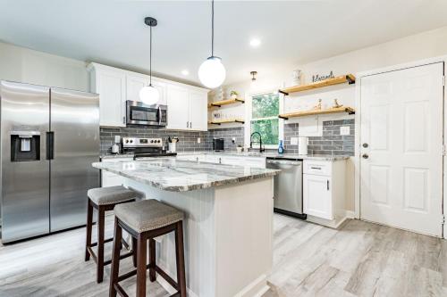 Cute ranch with king bed close to dtown Raleigh in Egyéb