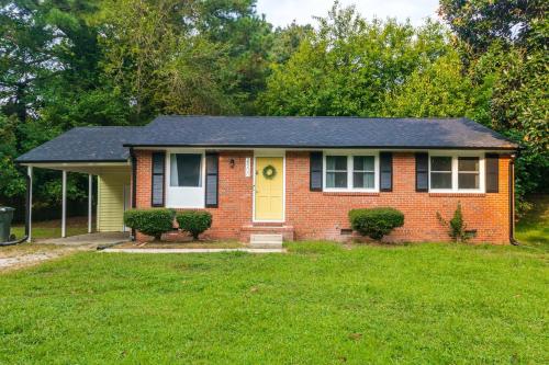 Cute ranch with king bed close to dtown Raleigh in Egyéb