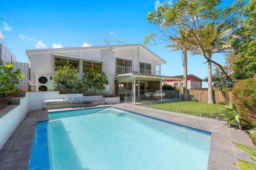 Laze at Lighthouse - family home with pool, heated pool Oct to Mar