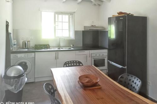 Κουζίνα, Appartement charmant à Sainte-Rose avec terrasse et jardin – 65 m² (Appartement charmant a Sainte-Rose avec terrasse et jardin – 65 m²) in Σεντ Ρόουζ