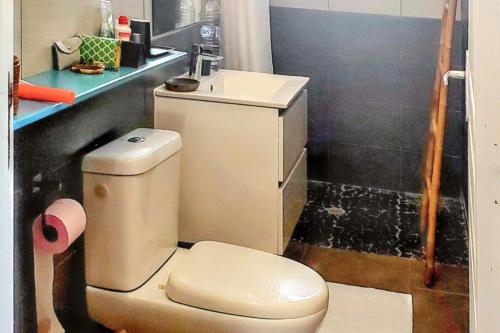 Μπάνιο, Appartement charmant à Sainte-Rose avec terrasse et jardin – 65 m² (Appartement charmant a Sainte-Rose avec terrasse et jardin – 65 m²) in Σεντ Ρόουζ