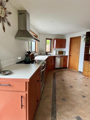 ห้องครัว, First Light - Waterfront, Hot tub, Sauna, EV in ทอฟิโน่